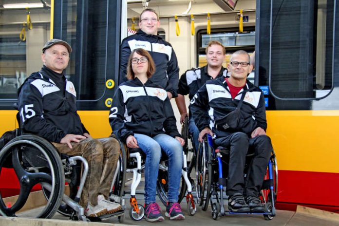 Auch Basketballer-Spieler der „Hot Wheelers“ nahmen an dem Mobilitätstraining von KVV und VBK teil und gaben ihrerseits wertvolle Anregungen für die Verbesserung der Barrierefreiheit in Bussen und Bahnen (Foto: KVV)