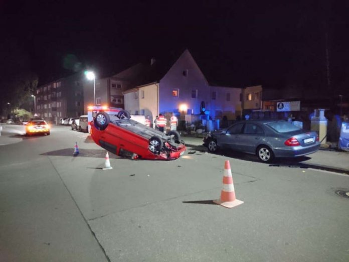 Der PKW überschlug sich und blieb auf dem Fahrzeugdach liegen (Foto: Polizei RLP)