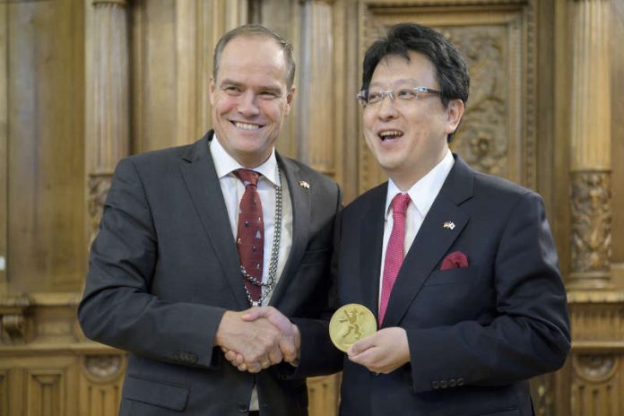 Heidelbergs Oberbürgermeister Prof. Dr. Eckart Würzner und Kazufumi Onishi, Oberbürgermeister von Kumamoto, betonten die Bedeutung der Partnerschaft beider Städte. (Foto: Philipp Rothe)