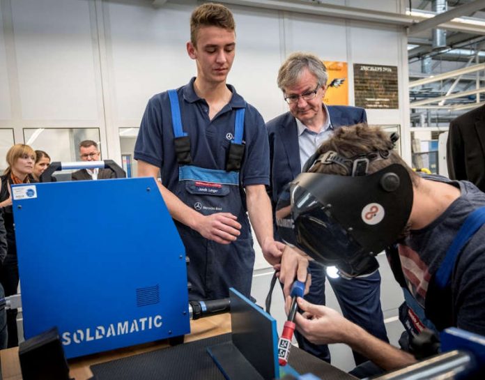 Willkommen an Bord: Daimler-Vorstand Martin Daum begrüßt neue Azubis im Mercedes-Benz Werk Wörth (Foto: Daimler AG) Willkommen an Bord: Daimler-Vorstand Martin Daum begrüßt neue Azubis im Mercedes-Benz Werk Wörth (Foto: Daimler AG)