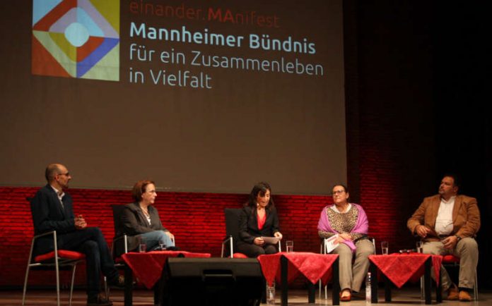 Podiumsgespräch bei der Eröffnung der einander.Aktionstage 2017: Andreas Schmitt, Ute Mocker, Rosa Omenaca Prado, Claudia Schöning-Kalender und Romeo Franz (Foto: Stadt Mannheim)