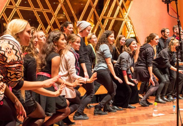 Die komplette Bandbreite an Chorgattungen stand am Wochenende beim Badischen Chorwettbewerb in Bruchsal auf der Bühne. Hier der Jazzchor Twäng! aus Freiburg, der sich den Tite Meisterchor ersang (Foto: BCV/Staubach)