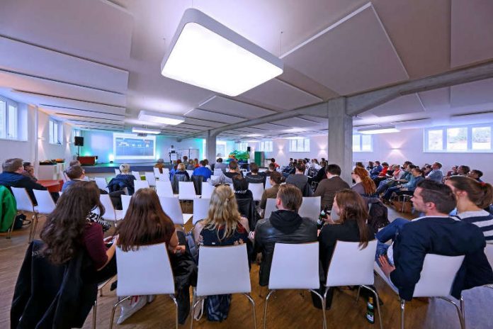 Beim 7. #digiTALK am 19. Oktober gehen vier Referenten ab 18:30 Uhr in der Karlshochschule den gesellschaftlichen, politischen und sozialen Auswirkungen von Fake News nach, geben spannende Ausblicke auf zukünftige Entwicklungen und laden zur gemeinsamen Diskussion ein. (Bildrechte: ka-news GmbH – Foto: ONUK)