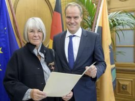 Oberbürgermeister Prof. Dr. Eckart Würzner überreicht Dr. Heide Häberle das Bundesverdienstkreuz am Bande. (Foto: Philipp Rothe)