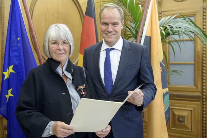 Oberbürgermeister Prof. Dr. Eckart Würzner überreicht Dr. Heide Häberle das Bundesverdienstkreuz am Bande. (Foto: Philipp Rothe)