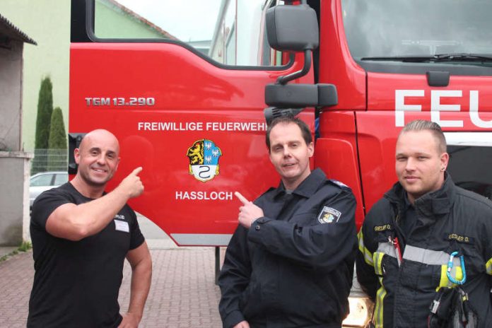 Clubbesitzer Andreas Czok, Wehrleiter Marco Himmighöfer und Feuerwehrmann David Giesler (Foto: Feuerwehr Haßloch)