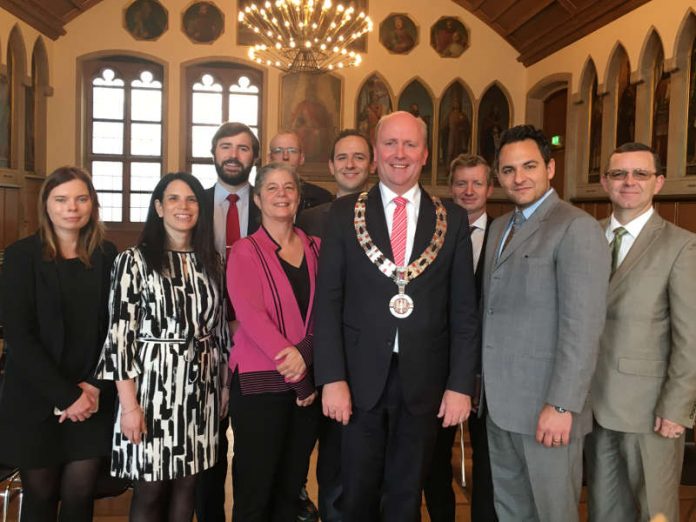 Bürgermeister Uwe Becker empfängt eine Studiengruppe des US-Kongresses im Kaisersaal (Foto: Stadt Frankfurt) Bürgermeister Uwe Becker empfängt eine Studiengruppe des US-Kongresses im Kaisersaal (Foto: Stadt Frankfurt)