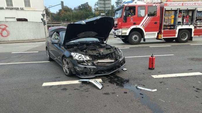 Auslaufende Betriebsstoffe beseitigte die Feuerwehr Kaiserslautern.