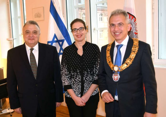 OB Peter Feldmann empfängt neuen Botschafter Israels, Jeremy Issacharoff, und neue Generalkonsulin Israels, Sandra Simovich (Foto: Stadt Frankfurt / Rainer Rüffer)