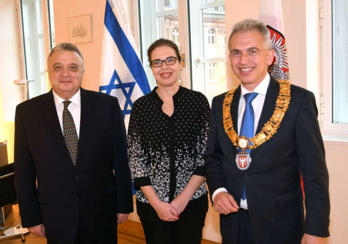 OB Peter Feldmann empfängt neuen Botschafter Israels, Jeremy Issacharoff, und neue Generalkonsulin Israels, Sandra Simovich (Foto: Stadt Frankfurt / Rainer Rüffer) OB Peter Feldmann empfängt neuen Botschafter Israels, Jeremy Issacharoff, und neue Generalkonsulin Israels, Sandra Simovich (Foto: Stadt Frankfurt / Rainer Rüffer)
