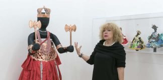 Dr. Jane de Hohenstein führt im Weltkulturen Museum durch die Ausstellung „Entre Terra e Mar“ (Foto: Weltkulturen-Museum / Wolfgang Günzel)