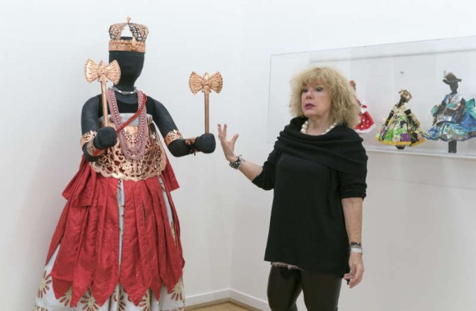 Dr. Jane de Hohenstein führt im Weltkulturen Museum durch die Ausstellung „Entre Terra e Mar“ (Foto: Weltkulturen-Museum / Wolfgang Günzel)