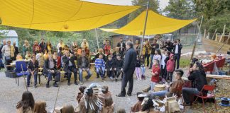 Mit einem Fest wurde die erneuerte Kinderbaustelle auf dem Emmertsgrund eröffnet. Die neuen Sonnensegel bieten den Kindern Schutz vor Sonne und Regen, ein Piratenschiff-Wrack (hinten rechts) wird zum Spielen genutzt. (Foto: Philipp Rothe)