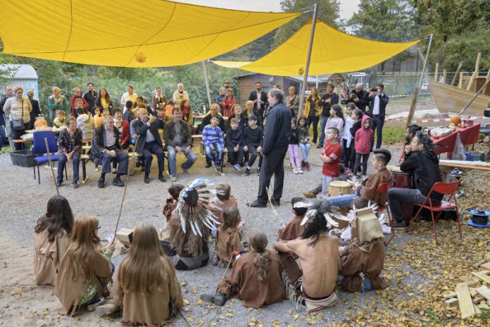 Mit einem Fest wurde die erneuerte Kinderbaustelle auf dem Emmertsgrund eröffnet. Die neuen Sonnensegel bieten den Kindern Schutz vor Sonne und Regen, ein Piratenschiff-Wrack (hinten rechts) wird zum Spielen genutzt. (Foto: Philipp Rothe)