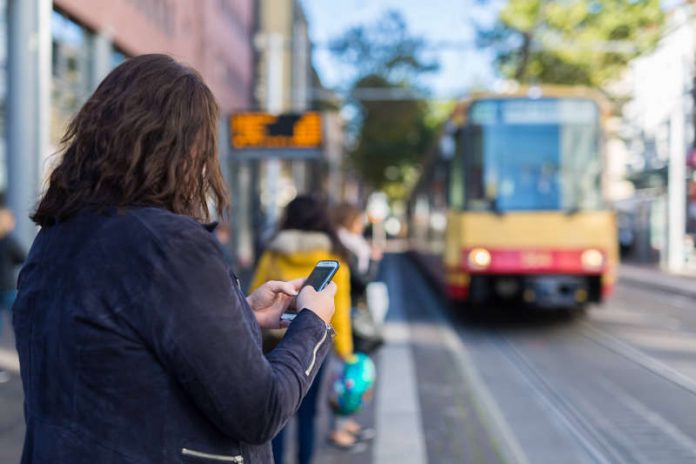 Bezahlen mit dem Smartphone wird im Nahverkehr immer beliebter. Aber ist es auch sicher? (Foto: Gabi Zachmann/KIT) Bezahlen mit dem Smartphone wird im Nahverkehr immer beliebter. Aber ist es auch sicher? (Foto: Gabi Zachmann/KIT)
