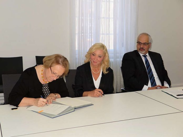 Regierungspräsidentin Nicolette Kressl, Jasmin Sahin (Geschäftsführerin der UNESON gUG), Joachim Frisch (Schul- und Sportamt Stadt Karlsruhe) (Foto: Regierungspräsidium Karlsruhe) Regierungspräsidentin Nicolette Kressl, Jasmin Sahin (Geschäftsführerin der UNESON gUG), Joachim Frisch (Schul- und Sportamt Stadt Karlsruhe) (Foto: Regierungspräsidium Karlsruhe)