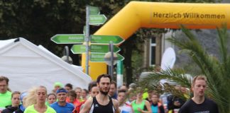 Junge Muslime organisierten einen Benefizlauf zugunsten von hilfsbedürftigen Kindern und setzten am 21.10.2017 ein Zeichen für ein gelebtes Miteinander in Mainz. (Foto: Ahmadiyya Muslim Jugendorganisation)