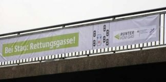 Verkehrsteilnehmer sollten schon bei stockendem Verkehr und Staubeginn eine Rettungsgasse bilden