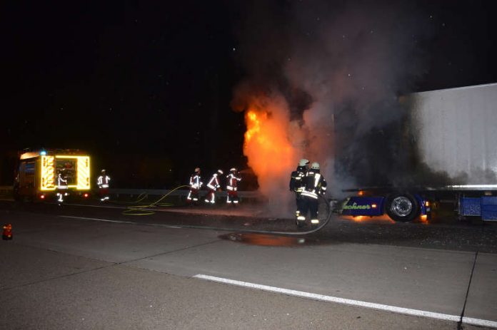 Die Sattelzugmaschine stand in Vollbrand (Foto: Nadine Doll, Feuerwehr Bruchsal)