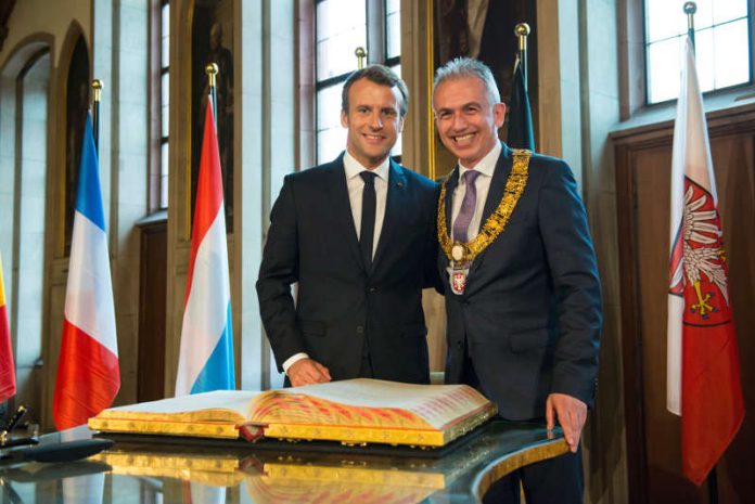 OB Peter Feldmann mit Staatspräsident Emmanuel Macron im Kaisersaal (Foto: Heike Lyding)