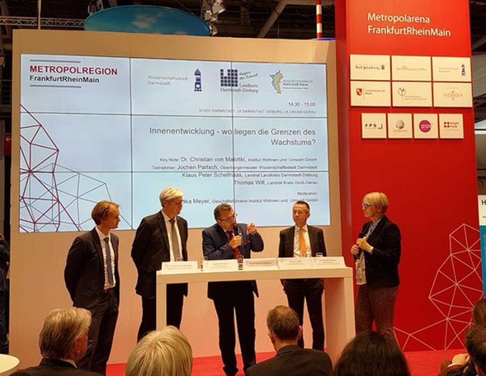 v.l.: Christian Malottki, Institut Wohnen und Umwelt, Oberbürgermeister der Wissenschaftsstadt Darmstadt Jochen Partsch, Landrat Klaus Peter Schellhaas, Landrat des Kreises Groß-Gerau Thomas Will und Monika Meyer, Institut Wohnen und Umwelt, am Stand der Metropolarena FrankfurtRheinMain (Foto: Landkreis Darmstadt-Dieburg) v.l.: Christian Malottki, Institut Wohnen und Umwelt, Oberbürgermeister der Wissenschaftsstadt Darmstadt Jochen Partsch, Landrat Klaus Peter Schellhaas, Landrat des Kreises Groß-Gerau Thomas Will und Monika Meyer, Institut Wohnen und Umwelt, am Stand der Metropolarena FrankfurtRheinMain (Foto: Landkreis Darmstadt-Dieburg)