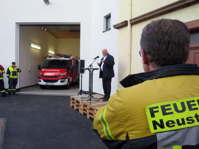 Oberbürgermeister Löffler lobte den Einsatz der Feuerwehr beim Neubau. (Foto: Stadtverwaltung Neustadt) Oberbürgermeister Löffler lobte den Einsatz der Feuerwehr beim Neubau. (Foto: Stadtverwaltung Neustadt)