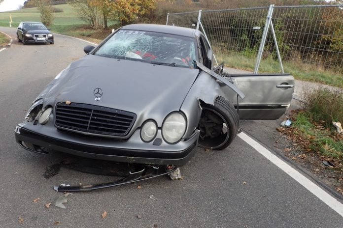 Total beschädigter Mercedes CLK Total beschädigter Mercedes CLK