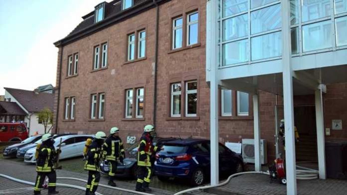 Großeinsatz dauerte nicht lange - Eine defekte Leuchtstoffröhre sorgte für Aufregung am Amtsgericht Rockenhausen