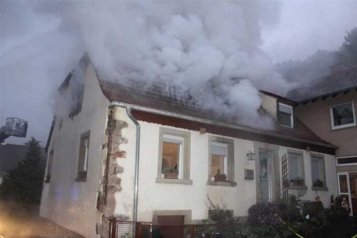Das Wohnhaus brennt - Es entsteht hoher Sachschaden