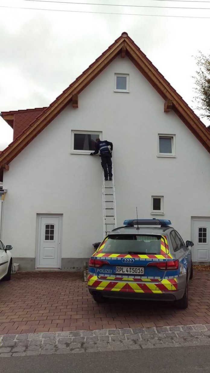 Ein Polizeibeamter lieh sich eine Leiter und entdeckte den hilflosen Mann Ein Polizeibeamter lieh sich eine Leiter und entdeckte den hilflosen Mann