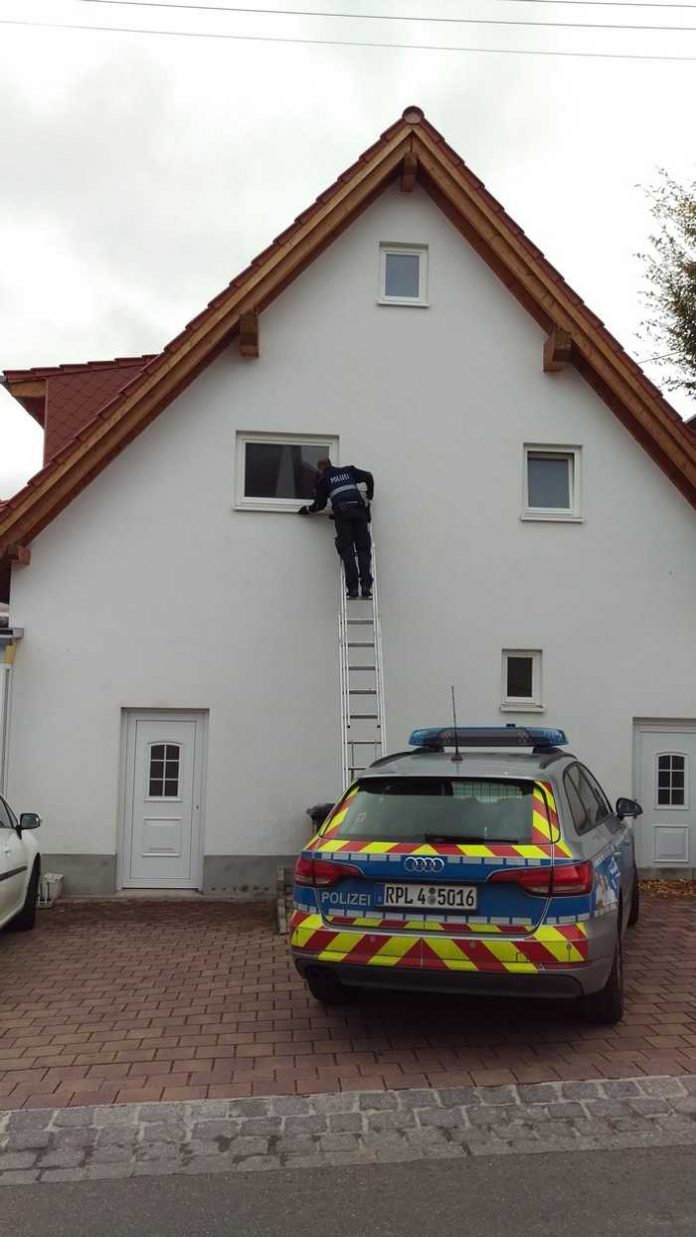 Ein Polizeibeamter lieh sich eine Leiter und entdeckte den hilflosen Mann