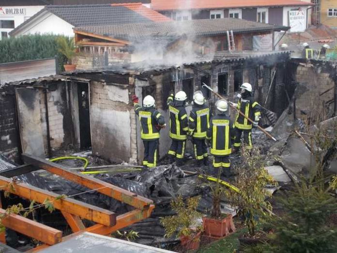 Feuerwehr beim Einsatz in Schwegenheim an einer Scheune