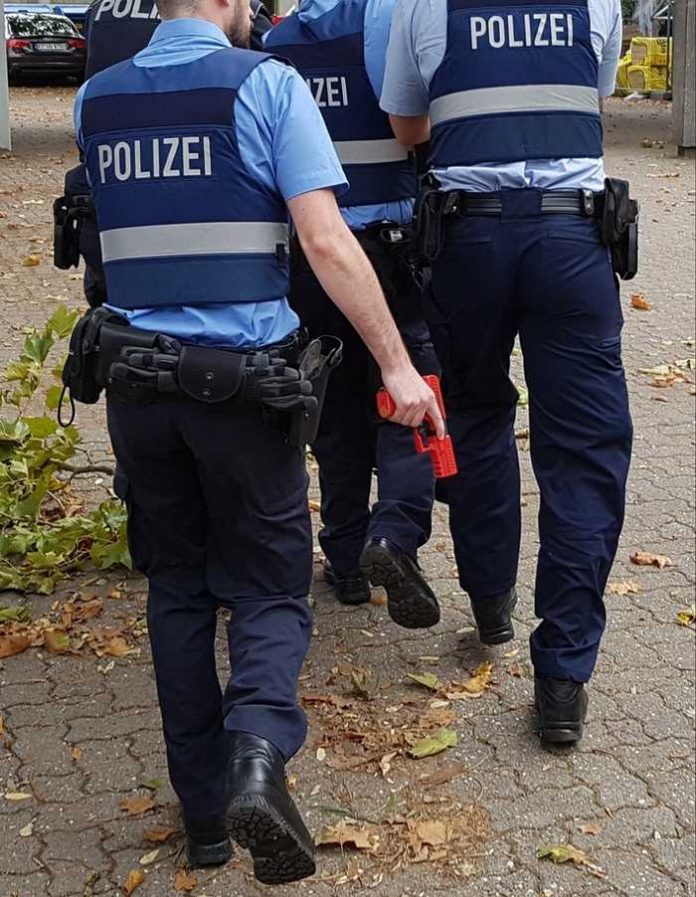 Beamte der Polizei üben gemeinsam mit Rettungsdiensten den Ernstfall