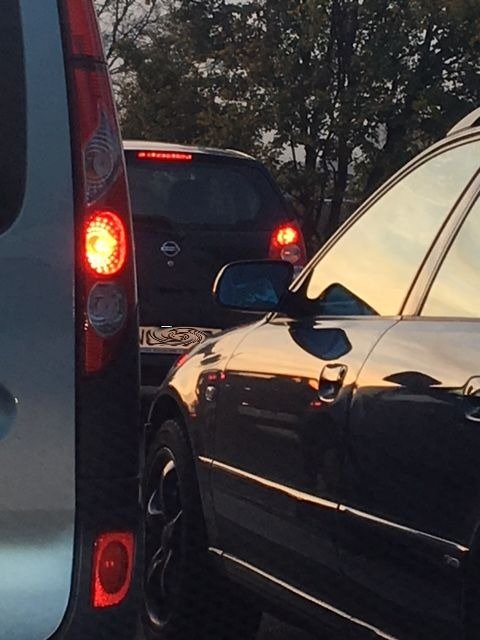 So nicht - rechts auf dem Seitenstreifen am Stau vorbeifahren ist nicht erlaubt und behindert die Bildung der Rettungsgasse!