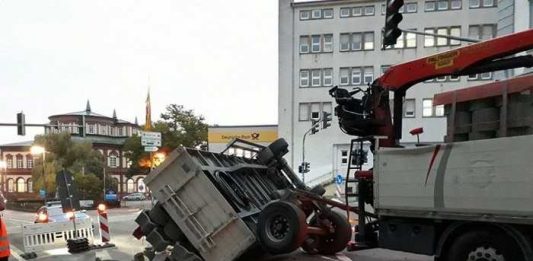 Dieses Wendemanöver ging schief - Foto: Polizei Neustadt