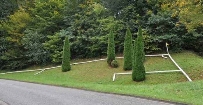 Angelegte Grünfläche in der Stadionstraße auf dem Weg zum Betzenberg in Kaiserslautern (Fußballecke symbolisierend)