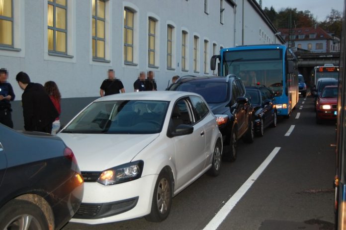 Verkehrsunfallstelle in der Kantstraße vor der Kreuzung zur Barbarossastraße