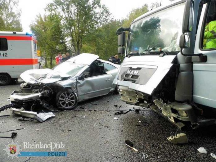 Der Lkw-Fahrer wollte geradeaus weiterfahren - und damit die Vorfahrtstraße verlassen - die Pkw-Fahrerin wollte der Vorfahrtstraße folgen. Die Frau erlitt lebensgefährliche Verletzungen.