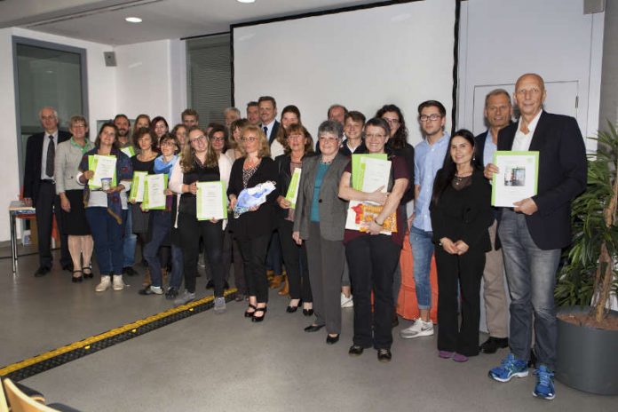 Dr. Stefan Klockow, Eigenbetriebsleiter Abfallwirtschaft, und Bürgermeisterin Felicitas Kubala (v.l.) mit den Preisträgerinnen und Preisträgern des Umweltpreises 2017. (Quelle: Stadt Mannheim. Foto: Rebecca Nicklas)