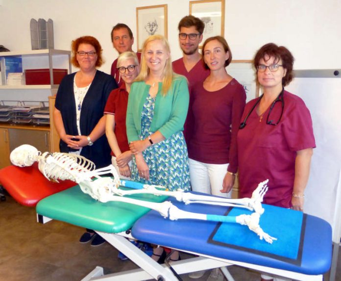 Die Erste Kreisbeigeordnete und zuständige Gesundheitsdezernentin Diana Stolz war gemeinsam mit der für die Projektbetreuung zuständigen Mitarbeiterin, Tanja Kögel, in den teilnehmenden allgemeinmedizinischen Praxen in Fürth, Wald-Michelbach und Biblis zu Besuch (hier: Praxis Kühn/Geissler, Fürth) (Foto: Kreis Bergstraße) Die Erste Kreisbeigeordnete und zuständige Gesundheitsdezernentin Diana Stolz war gemeinsam mit der für die Projektbetreuung zuständigen Mitarbeiterin, Tanja Kögel, in den teilnehmenden allgemeinmedizinischen Praxen in Fürth, Wald-Michelbach und Biblis zu Besuch (hier: Praxis Kühn/Geissler, Fürth) (Foto: Kreis Bergstraße)