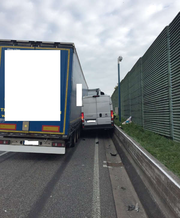 Für die Bergung der Fahrzeuge war schweres Gerät notwendig (Foto: Polizei RLP)