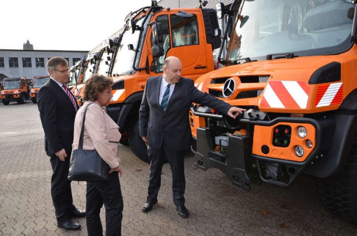 Die ersten Unimogs wurden dem LBM übergeben (Foto: LBM)