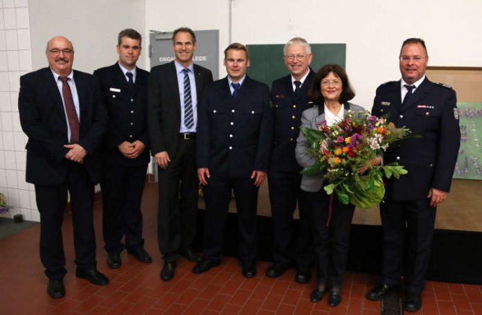 v.l.: Kreisbeigeordneter Helmut Geißer, stellvertretender Kreisfeuerwehrinspekteur (KFI) Karsten Moock, Landrat Dietmar Seefeldt, KFI Jens Thiele, Rudi Götz, Theresia Riedmaier und der stellvertretende KFI Dirk Nerding. (Foto: Kreisverwaltung Südliche Weinstraße)