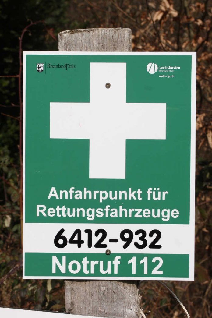 Hinweisschild Anfahrpunkt für Feuerwehr