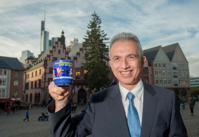 Peter Feldmann präsentiert die Weihnachtsmarkttasse 2017 (Foto: Bernd Kammerer)