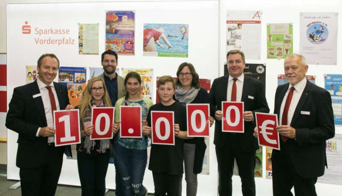 Die Vorstände der Sparkasse Vorderpfalz Dr. Rüdiger Linnebank (2.v.r.), Clemens G. Schnell (r.) und Oliver Kolb (l.) überreichten die 10.000-Euro-Großspende an die Stadtjugendkapelle Speyer e.V.. (Foto: Sparkasse Vorderpfalz/Klaus Venus)