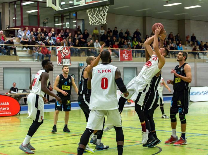 Mit vereinten Kräften wichtige Punkte erzielt: Waldemar Nap (12), Aaron Ellis (0) und Kevin Luyeye (15). (Foto: Michael Schmitt)