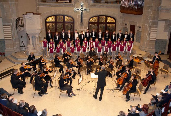 Der russische Knabenchor aus Dubna gastiert ab 1. Dezember wieder im Rhein-Neckar-Kreis. Unter anderem tritt er in der Weinheimer Peterskirche auf. Das Bild zeigt das dortige Konzert aus dem Jahr 2013 (gemeinsam mit der Jungen Philharmonie Rhein-Neckar). (Foto: Landratsamt Rhein-Neckar-Kreis)