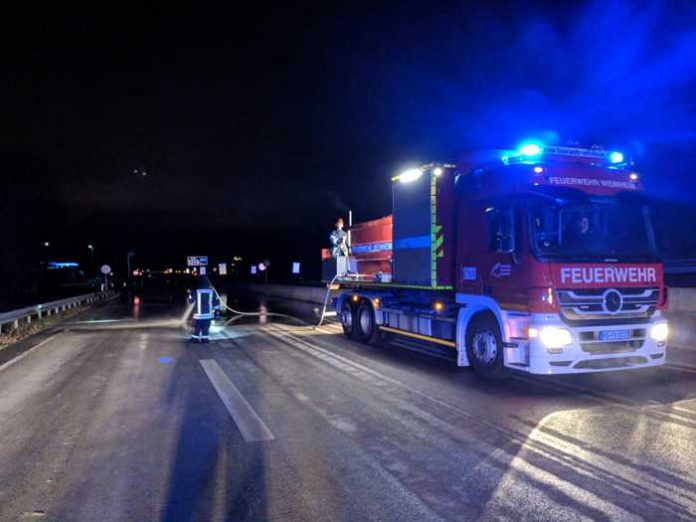 Das Wechselladerfahrzeug 2 der Abteilung Stadt mit Abrollbehälter Löschmittel fasst 8.000 Liter Wasser und hat eine eigene Pumpe an Bord.