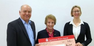 500 Euro gehen an die Bürgerstiftung: Oberbürgermeister Löffler, Stiftungsmitglied Siegrist und WEG-Geschäftsführerin Schatten bei der Scheckübergabe. (Foto: Stadtverwaltung Neustadt)